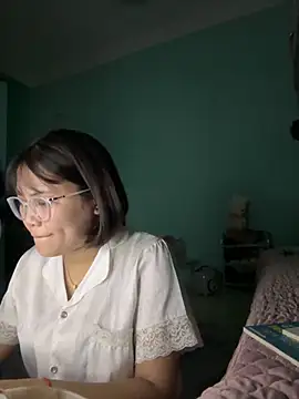 Snapshot of polly_chan chatting on 12/05/25, 07:06 polly chan online show from 12/05/25, 07:06