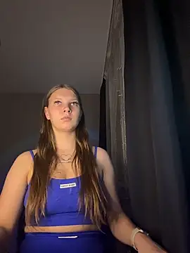 Snapshot of nelli_lux_ chatting on 12/15/25, 04:28 nelli lux online show from 12/15/25, 04:28