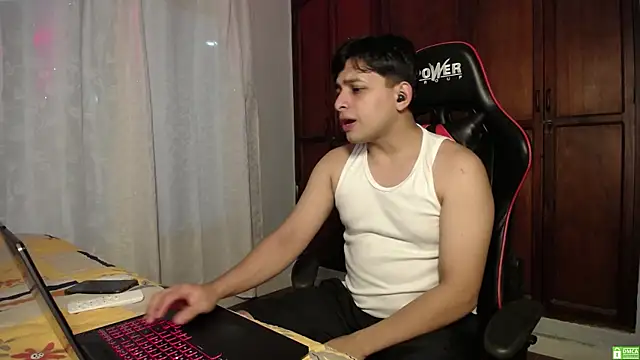 Snapshot of paul_crewe chatting on 12/18/25, 12:27 paul crewe online show from 12/18/25, 12:27