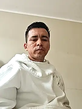 Snapshot of Robehts chatting on 12/04/25, 09:12 Robehts online show from 12/04/25, 09:12