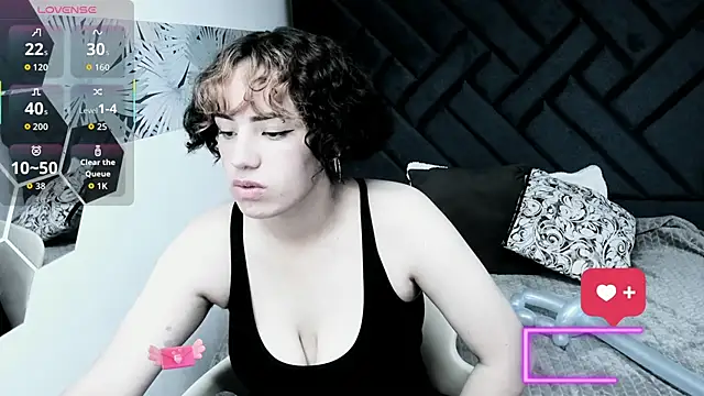 Snapshot of Kiara_Fox__ chatting on 12/17/25, 08:59 Kiara Fox online show from 12/17/25, 08:59