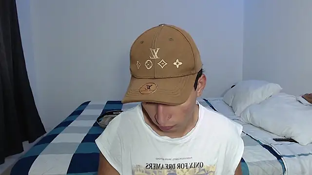 Snapshot of Dave_hot1 chatting on 12/14/25, 08:35 Dave hot1 online show from 12/14/25, 08:35