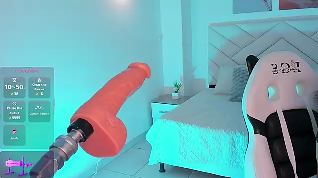 Snapshot of lunasable_ chatting on 12/13/25, 07:53 lunasable online show from 12/13/25, 07:53