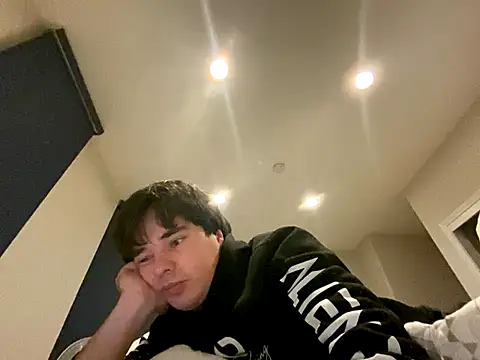 Snapshot of phantom898983 chatting on 12/14/25, 08:30 phantom898983 online show from 12/14/25, 08:30