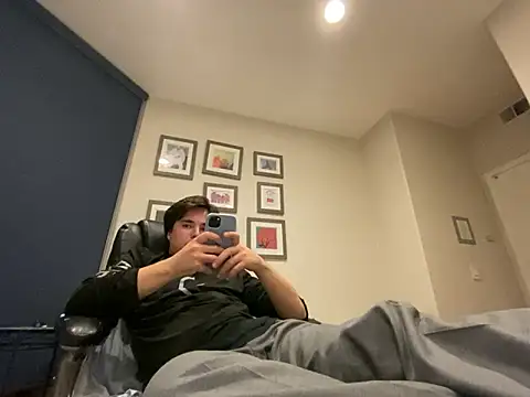 Snapshot of phantom898983 chatting on 12/18/25, 01:55 phantom898983 online show from 12/18/25, 01:55