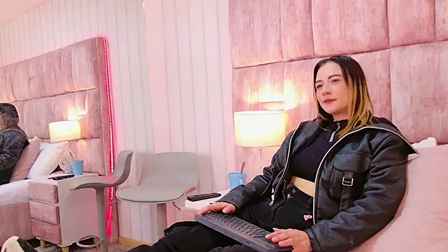 Snapshot of HeatherHazell chatting on 12/16/25, 03:00 HeatherHazell online show from 12/16/25, 03:00