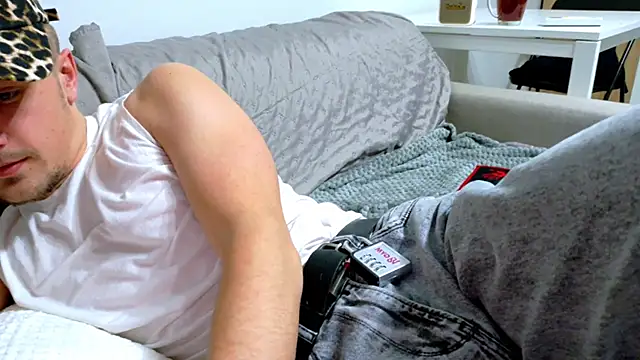 Snapshot of Brellisimo chatting on 12/13/25, 07:53 Brellisimo online show from 12/13/25, 07:53