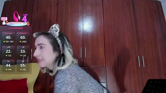 Snapshot of carly_grasso chatting on 10/31/25, 09:32 carly grasso online show from 10/31/25, 09:32