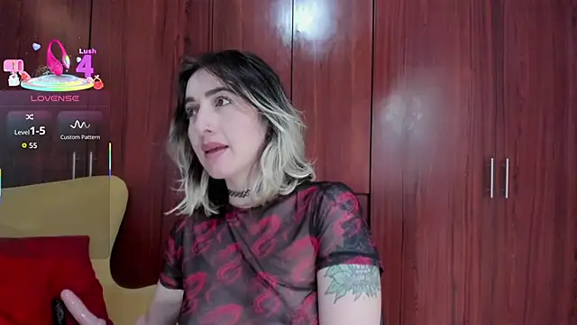 Snapshot of carly_grasso chatting on 11/04/25, 03:55 carly grasso online show from 11/04/25, 03:55