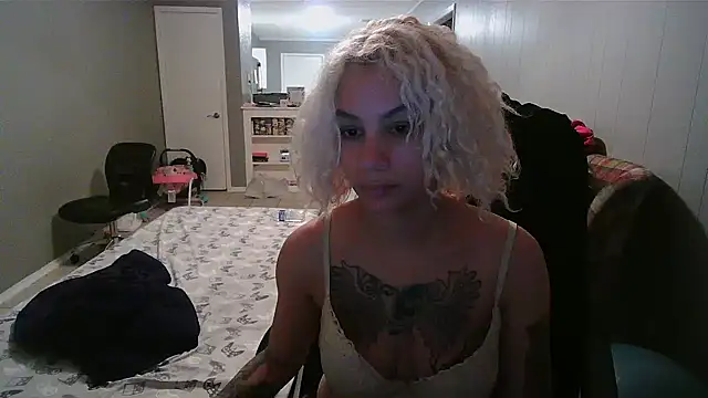 Snapshot of tattedredd24 chatting on 12/15/25, 01:32 tattedredd24 online show from 12/15/25, 01:32