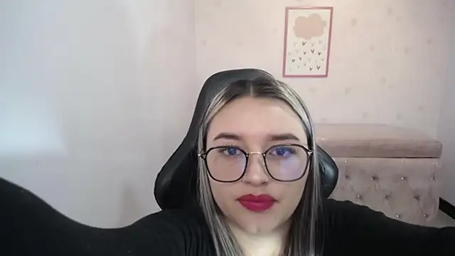 Snapshot of Iris_Bell_ch chatting on 12/14/25, 11:26 Iris Bell ch online show from 12/14/25, 11:26