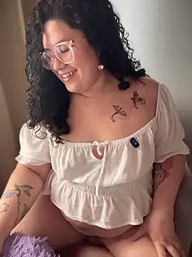 Snapshot of VanesssaMilf_ chatting on 12/15/25, 04:33 VanesssaMilf online show from 12/15/25, 04:33