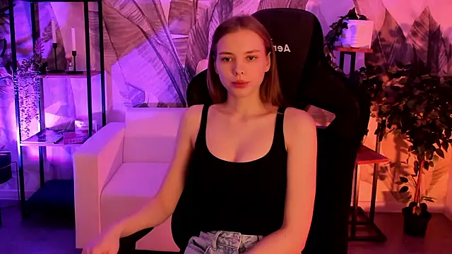 Snapshot of BellaHaadiid chatting on 12/15/25, 06:17 BellaHaadiid online show from 12/15/25, 06:17