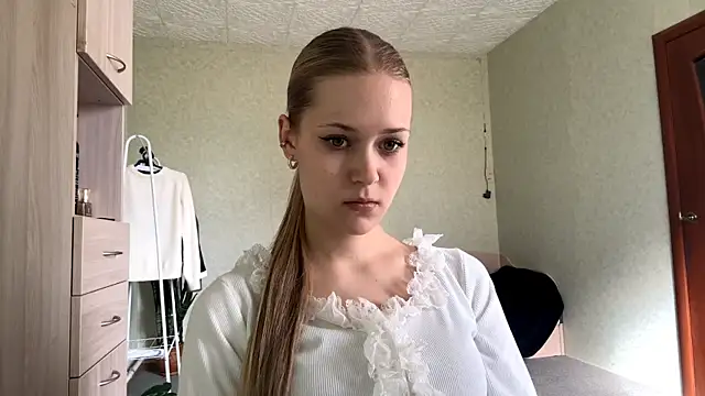 Snapshot of ZaidaSchwarten chatting on 04/25/26, 02:03 ZaidaSchwarten online show from 04/25/26, 02:03