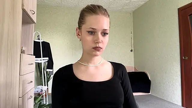 Snapshot of ZaidaSchwarten chatting on 05/18/26, 01:06 ZaidaSchwarten online show from 05/18/26, 01:06