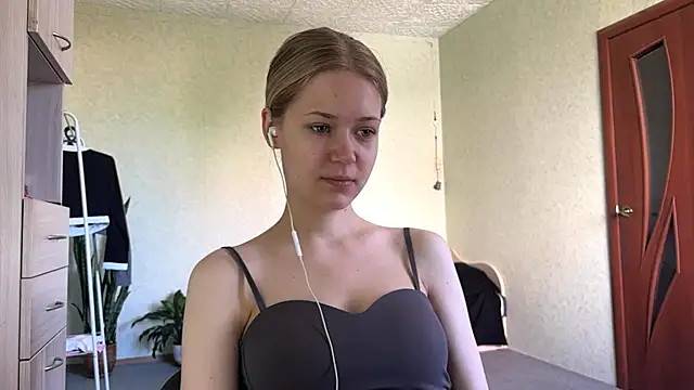 Snapshot of ZaidaSchwarten chatting on 05/24/26, 05:23 ZaidaSchwarten online show from 05/24/26, 05:23