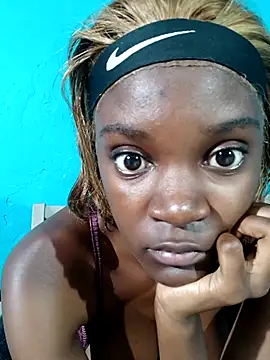 Snapshot of PetiteDoll_06 chatting on 12/18/25, 07:09 PetiteDoll 06 online show from 12/18/25, 07:09