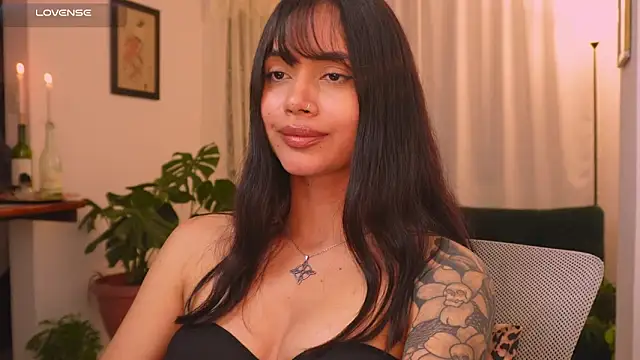 Snapshot of SeleneVaughan chatting on 04/19/26, 12:11 SeleneVaughan online show from 04/19/26, 12:11