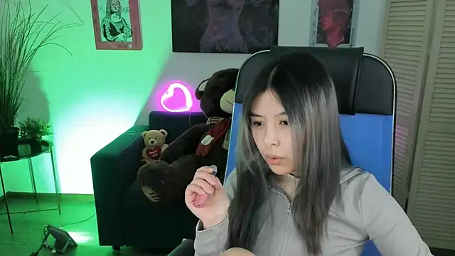 Snapshot of SirenMystiq chatting on 12/16/25, 04:12 SirenMystiq online show from 12/16/25, 04:12