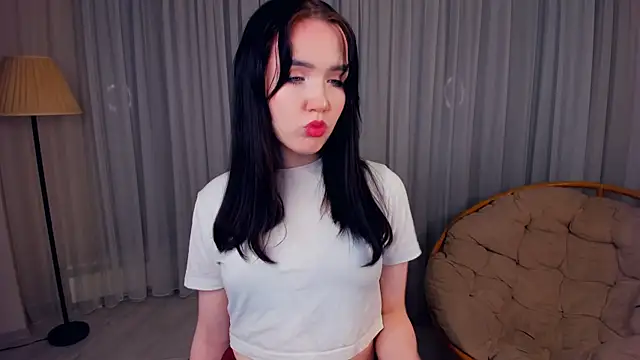 Snapshot of LenaKurpiel chatting on 12/17/25, 05:41 LenaKurpiel online show from 12/17/25, 05:41