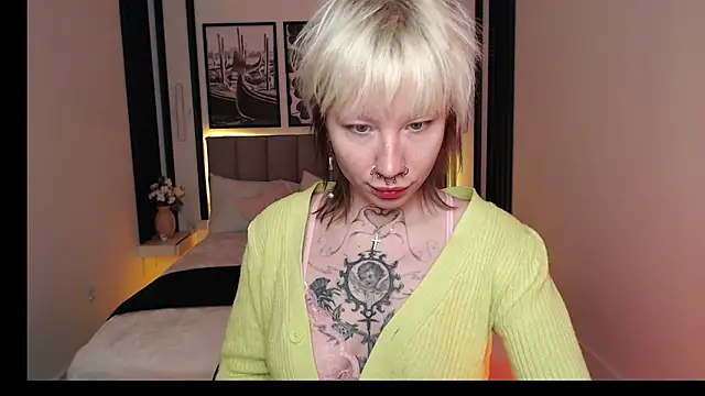 Snapshot of Luna_Hurt chatting on 12/17/25, 01:39 Luna Hurt online show from 12/17/25, 01:39