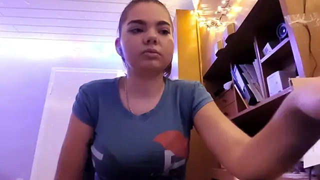 Snapshot of Mona_Slearys chatting on 12/20/25, 02:18 Mona Slearys online show from 12/20/25, 02:18