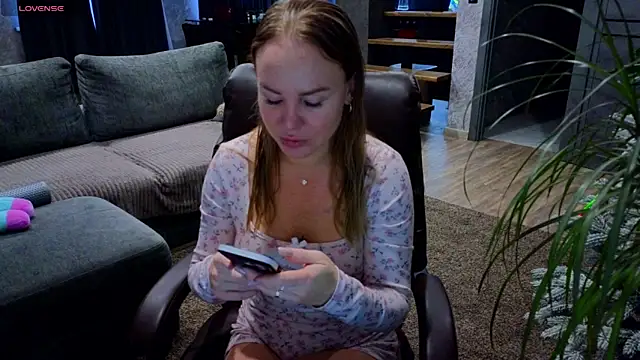 Snapshot of s_trawberry_ chatting on 12/14/25, 03:45 s trawberry online show from 12/14/25, 03:45