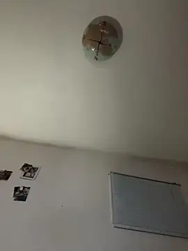 Snapshot of kingNQueen1211 chatting on 12/19/25, 02:40 kingNQueen1211 online show from 12/19/25, 02:40