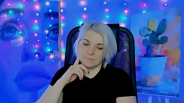 Snapshot of EvaEvals chatting on 12/15/25, 07:23 EvaEvals online show from 12/15/25, 07:23