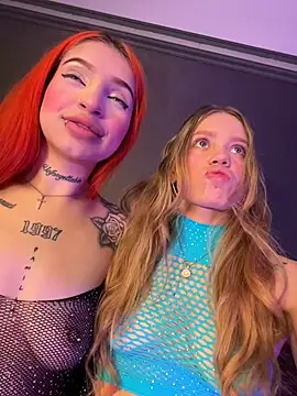 Snapshot of Railey_And_Megan chatting on 12/17/25, 04:02 Railey And Megan online show from 12/17/25, 04:02