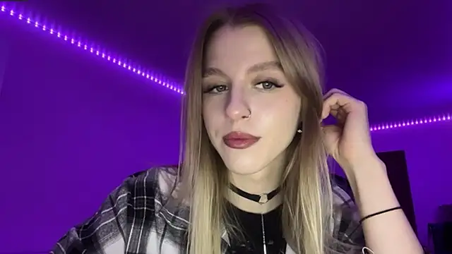 Snapshot of AzoticBasics chatting on 12/16/25, 01:27 AzoticBasics online show from 12/16/25, 01:27