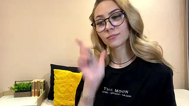 Snapshot of sun_under_skyy chatting on 12/18/25, 10:21 sun under skyy online show from 12/18/25, 10:21