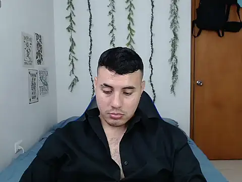 Snapshot of ENZO444_ chatting on 12/15/25, 03:11 ENZO444 online show from 12/15/25, 03:11