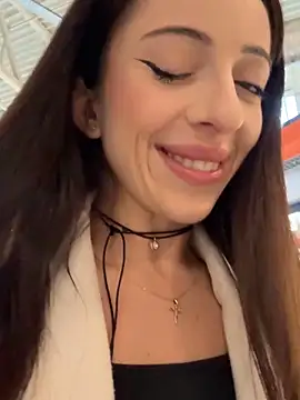 Snapshot of YeaLina chatting on 12/16/25, 10:09 YeaLina online show from 12/16/25, 10:09