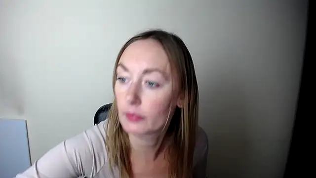 Snapshot of LiaSeass_ chatting on 12/14/25, 02:33 LiaSeass online show from 12/14/25, 02:33