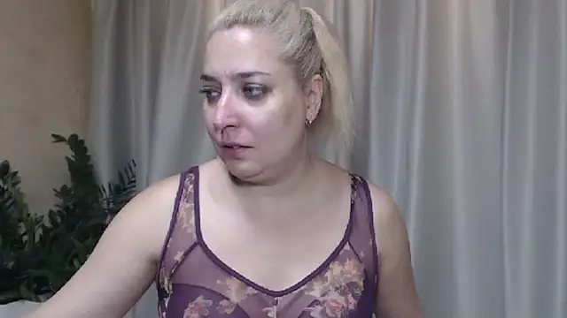 Snapshot of sweetpussy13 chatting on 09/20/25, 05:52 sweetpussy13 online show from 09/20/25, 05:52