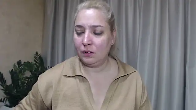 Snapshot of sweetpussy13 chatting on 10/05/25, 06:45 sweetpussy13 online show from 10/05/25, 06:45