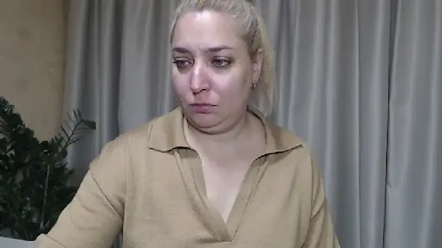 Snapshot of sweetpussy13 chatting on 10/11/25, 06:12 sweetpussy13 online show from 10/11/25, 06:12