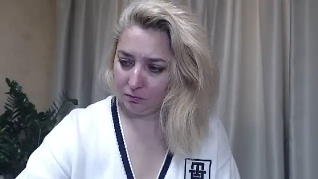 Snapshot of sweetpussy13 chatting on 10/23/25, 06:34 sweetpussy13 online show from 10/23/25, 06:34