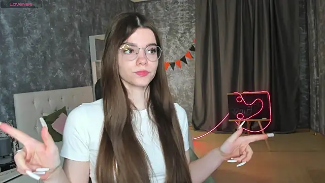 Snapshot of miss__evelyne chatting on 12/16/25, 01:32 miss evelyne online show from 12/16/25, 01:32