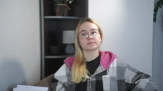 Snapshot of KenaLeski chatting on 12/14/25, 06:08 KenaLeski online show from 12/14/25, 06:08