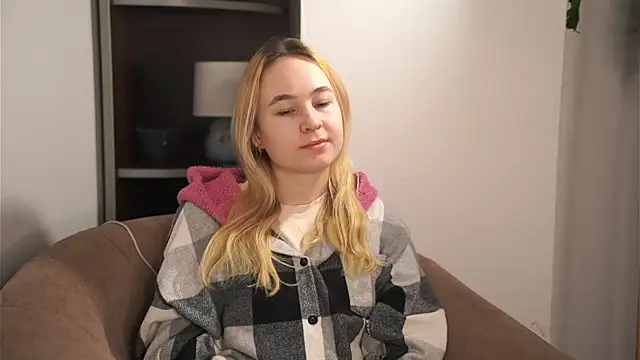 Snapshot of KenaLeski chatting on 12/16/25, 04:39 KenaLeski online show from 12/16/25, 04:39