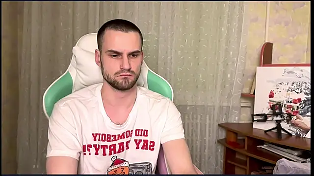 Snapshot of Iveeran chatting on 12/13/25, 07:53 Iveeran online show from 12/13/25, 07:53