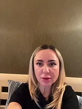 Snapshot of Arina_g chatting on 12/17/25, 09:43 Arina g online show from 12/17/25, 09:43