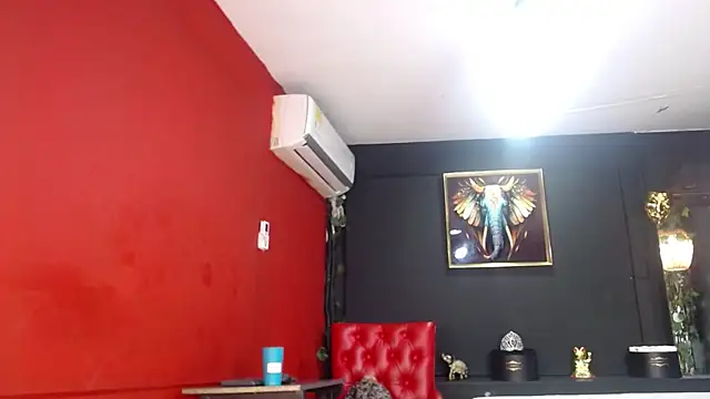 Snapshot of Layla_Isabel chatting on 12/17/25, 12:44 Layla Isabel online show from 12/17/25, 12:44