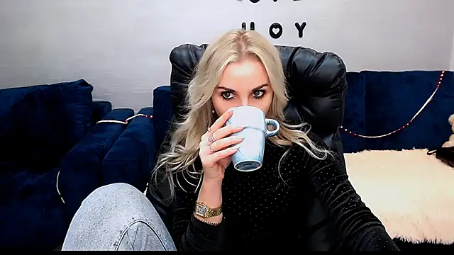 Snapshot of Hanna--Sweet chatting on 12/16/25, 11:37 Hanna--Sweet online show from 12/16/25, 11:37