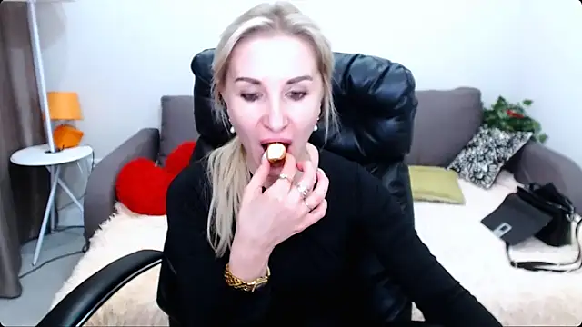 Snapshot of Hanna--Sweet chatting on 02/04/26, 10:32 Hanna--Sweet online show from 02/04/26, 10:32