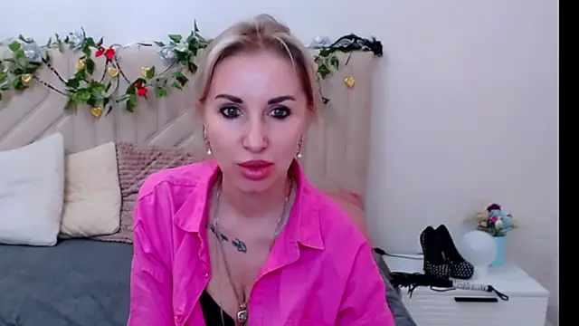 Snapshot of Hanna--Sweet chatting on 03/15/26, 01:28 Hanna--Sweet online show from 03/15/26, 01:28