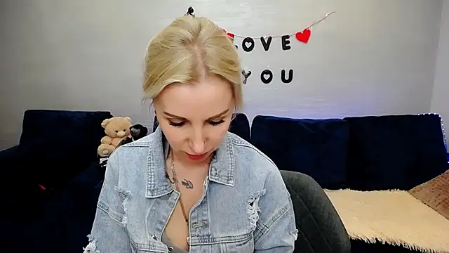 Snapshot of Hanna--Sweet chatting on 04/11/26, 03:38 Hanna--Sweet online show from 04/11/26, 03:38