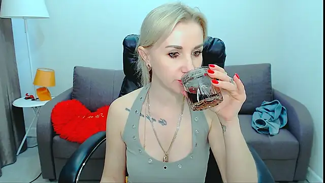 Snapshot of Hanna--Sweet chatting on 05/15/26, 10:55 Hanna--Sweet online show from 05/15/26, 10:55